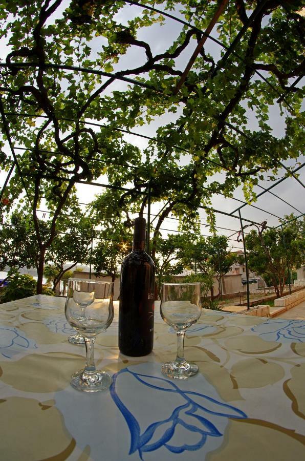Large And Charming Apartment Near Beach With Big & Sunny Terrace Sumartin Εξωτερικό φωτογραφία